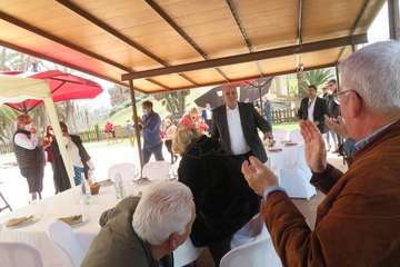 El exconcejal Antonio Benítez recibe el reconocimiento de amigos y familiares en su 80 aniversario/TA.